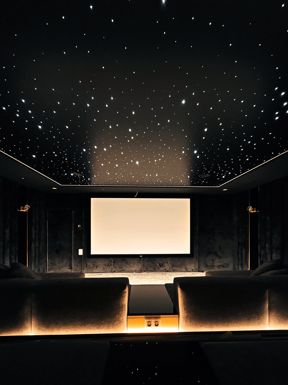 Kino domowe z ekranem i czarnym sufitem napinanym z efektem gwiaździstego nieba